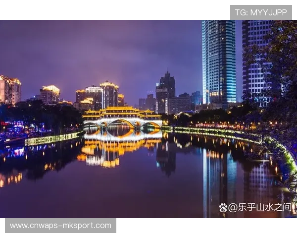 成都蓉城在边路的推进几度威胁对方禁区